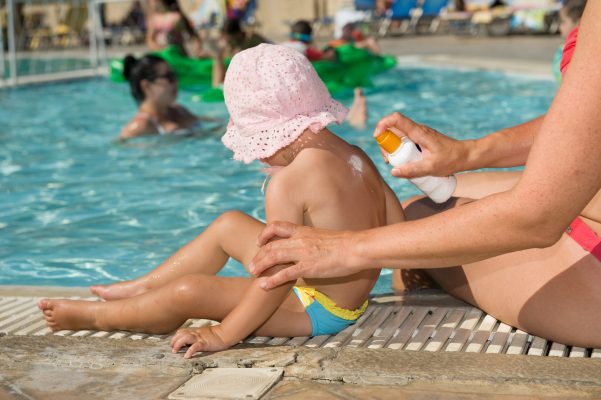 Infeksionet e lëkurës nga plazhet/ Mjekët: Kujdes fëmijët, shmangni qëndrimin e gjatë në diell