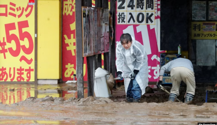 Dy të vdekur dhe gjashtë të zhdukur nga përmbytjet në Japoni