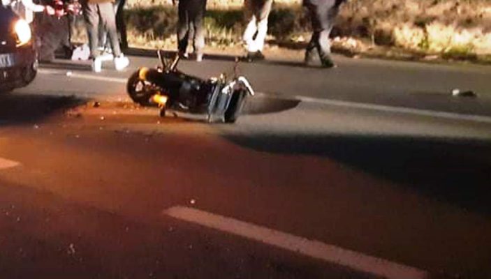 Aksident në Shkodër, automjeti përplas motorin, lëndohet 58-vjeçari
