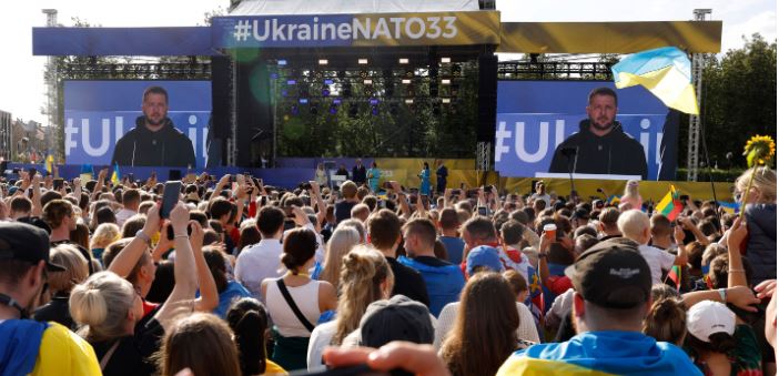 Zelensky: Flamuri ynë është ende i lirë, Ukraina do ta bëjë NATO-n më të fortë