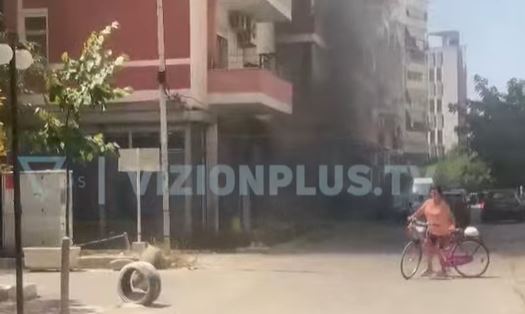 Zjarri në parkimin e pallatit në Tiranë/ Zbulohet autori, dogji automjetin e të atit gjatë një sherri