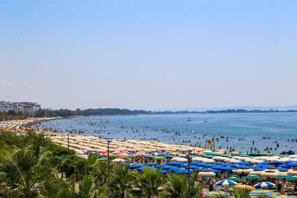 Turistët mësyjnë Durrësin; të huajt zgjedhin Shqipërinë për pushime