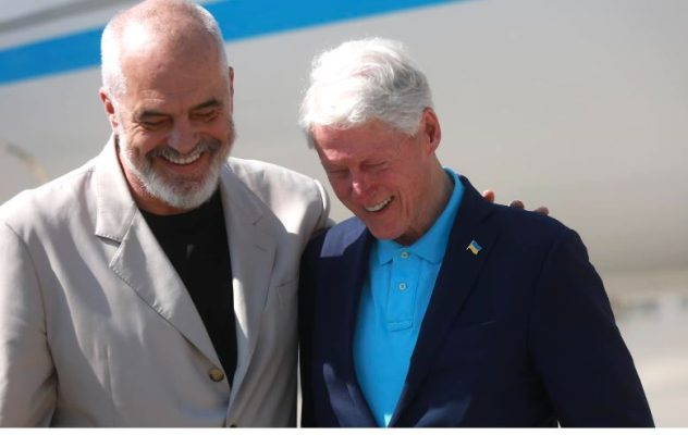 Clinton mbërrin në Tiranë/ Rama ndan foton me ish-Presidentin e SHBA nga aeroporti, ftesë shqiptarëve