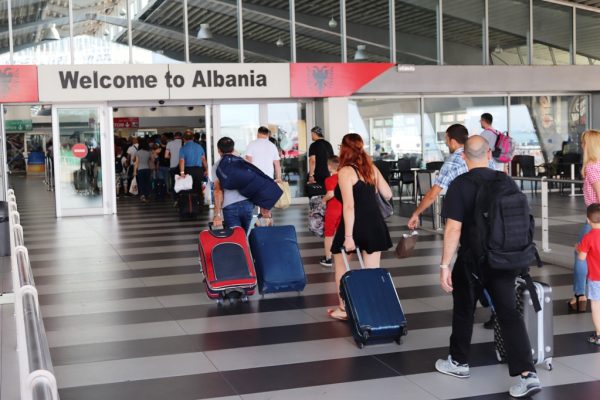 Shqiptarët kthehen për pushimet e verës; fluks i madh në portin e Durrësit