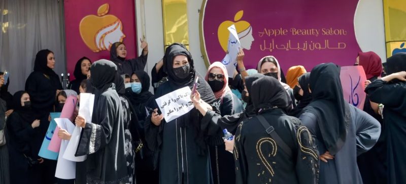 Gratë afgane protestojnë kundër mbylljes së salloneve të bukurisë