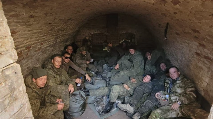 “Si në mesjetë”: Ushtarët rusë mbahen në bodrume pas refuzimit për të luftuar në Ukrainë