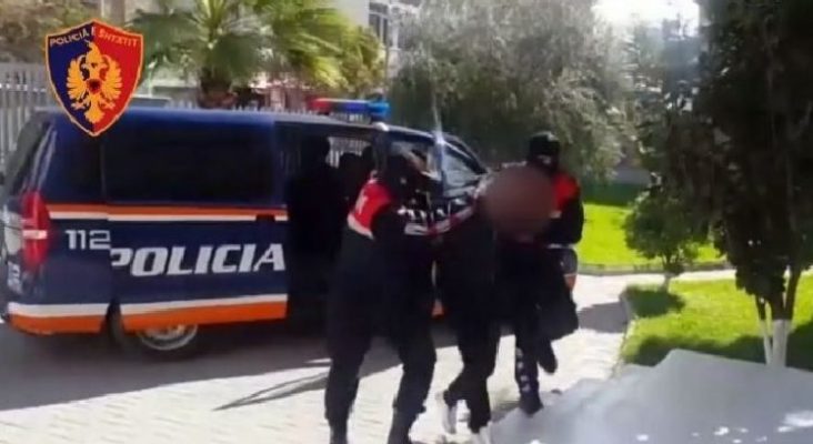 Theu arrestin e shtëpisë për të shitur lëndë narkotike, arrestohet 22-vjeçari në Durrës