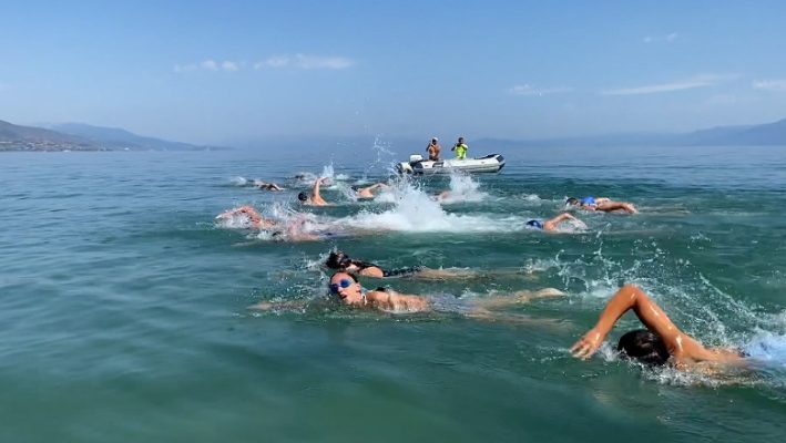Maratona e notit në liqenin e Pogradecit; zhvillohet gara mes të rinjve dhe veteranëve