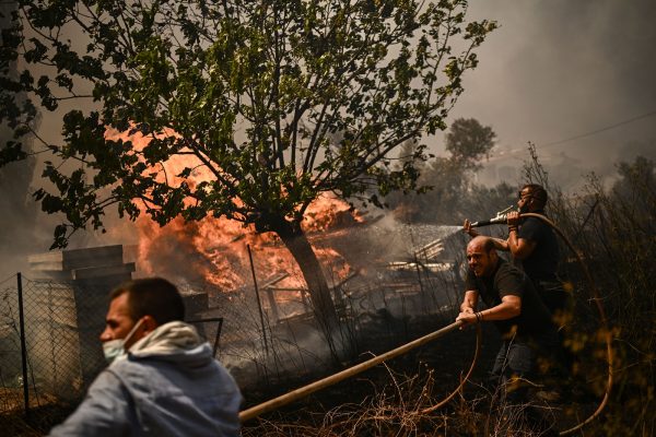 Kaos nga zjarret në Greqi; shfaqen vatra të reja edhe në periferi të Athinës