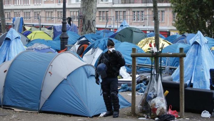 VOA: Kërkesat për azil të shqiptarëve zhvendosen në masë të madhe nga Europa në Britaninë e Madhe