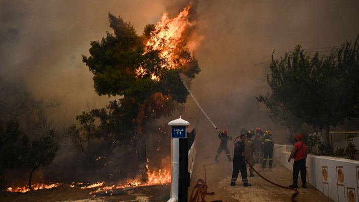 “Kërcasin” prangat për zjarret në Greqi, deri tani 142 të arrestuar, ndërsa beteje me flakët vijon