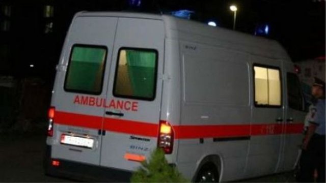 I mituri rrëzohet aksidentalisht nga trampolina në Pogradec/ Përfundon në spital