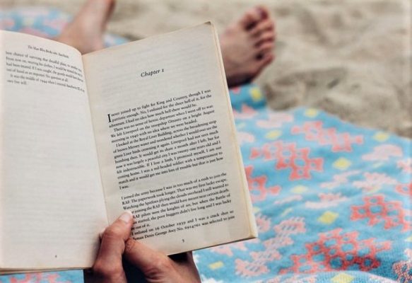 Shkrimtari shkodran sjell realitetin e trishtë: Eca 4 orë në plazh, s’pashë një me libër në dorë