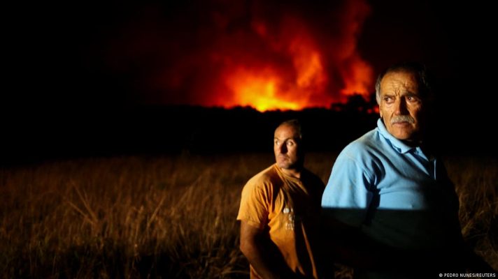 Zjarre masive në Portugali, evakuohen mijëra njerëz