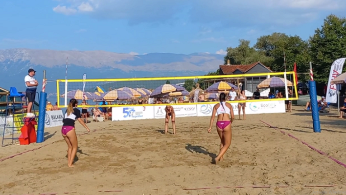 Fituesit e volejbollit në rërë; në Pogradec triumfojnë vajzat nga Rumania dhe djemtë nga Turqia