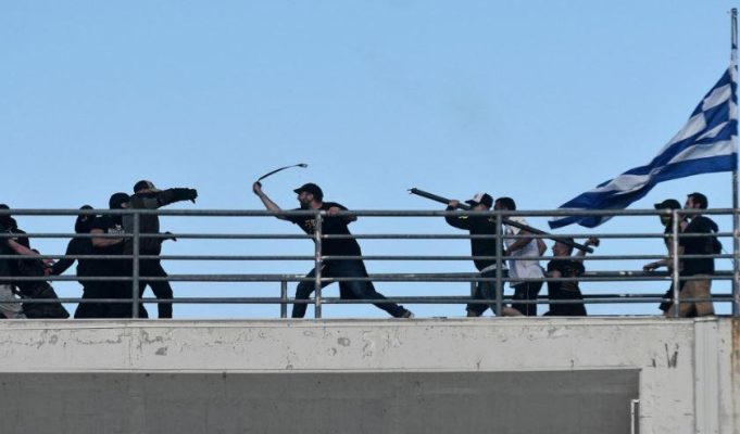 Përleshje mes tifozëve në Athinë/ Një viktimë e tetë të plagosur, dhjetra të arrestuar