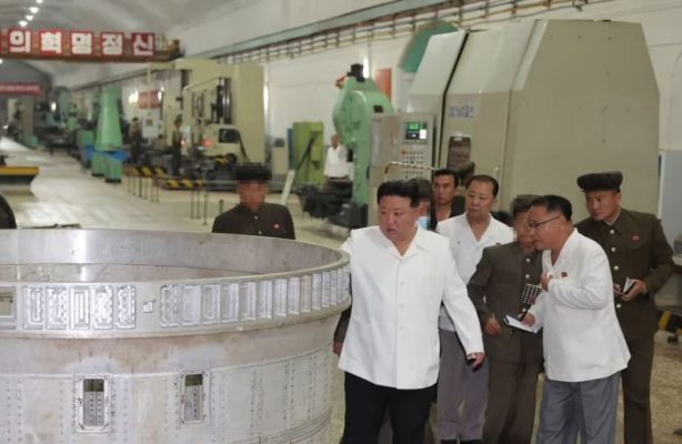 Koreja e Veriut urdhëron rritje drastike të prodhimit të raketave