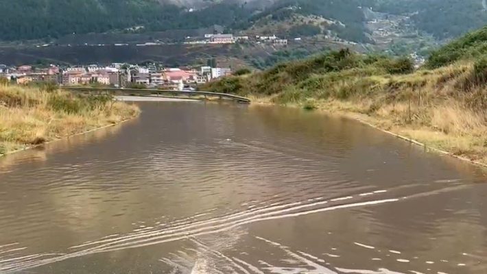 VIDEO- Shi dhe breshër në Bulqizë/ Rrugët e qytetit përmbyten në pak minuta