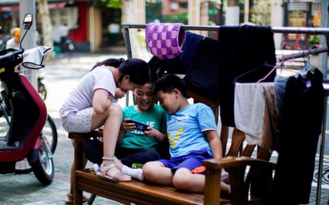 Kufizim i internetit për fëmijët/ Kina prezanton planin për reduktimin e kohës së qëndrimit në telefon