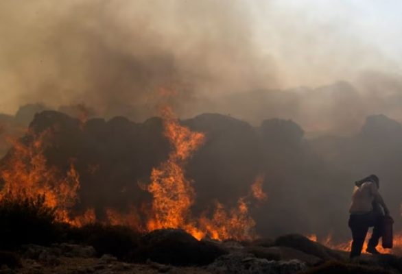 Vazhdojnë zjarret në Greqi, rrezikohen zonat përreth Athinës