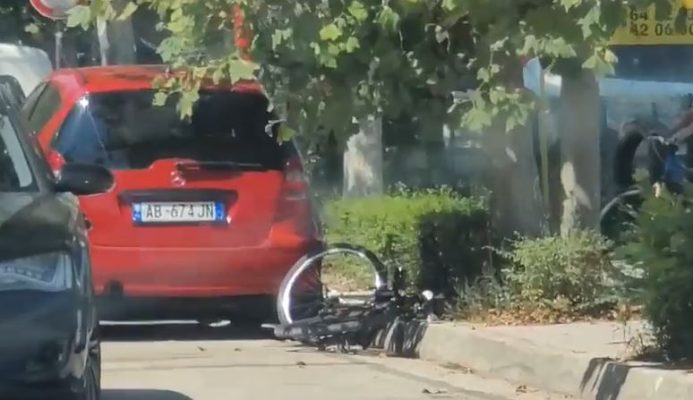 Aksident në Fier/ Makina përplas biçikletën, plagoset një person