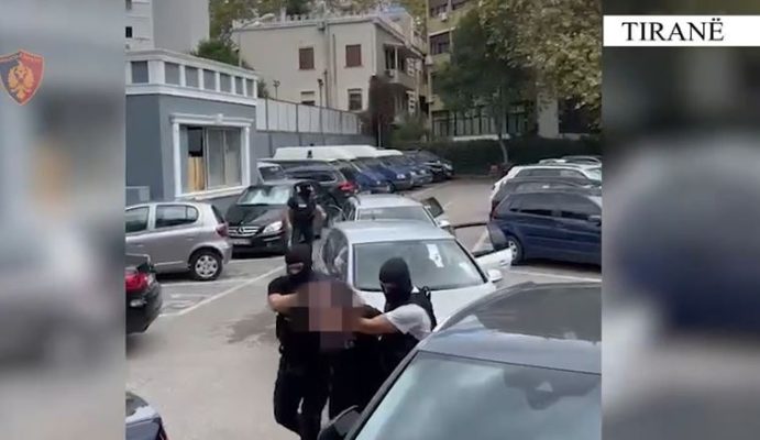 Kapen mbi 1 kg kokainë në Tiranë/ Policia arreston 3 persona, sekuestrohet droga dhe mijëra euro (EMRAT)