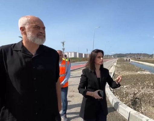 Rama inspekton “Rilindjen” në Durrës/ 996 apartamente gati për familjet që humbën shtëpitë nga tërmeti