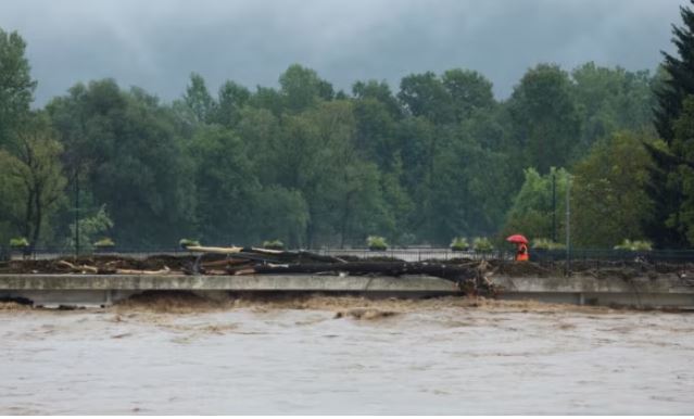 Përmbytje në Gjeorgji e Slloveni/ Humbin jetën 14 persona, ekipet e shpëtimit kërkojnë të zhdukurit
