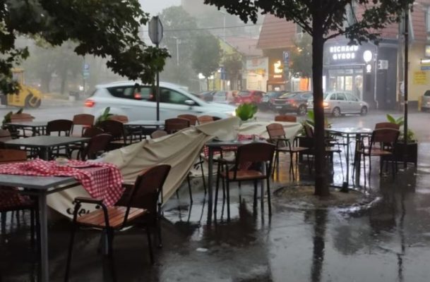 Beogradi goditet nga një stuhi breshri