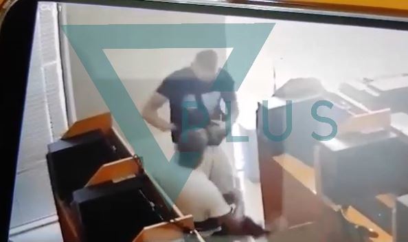 Del video/ Ky është momenti kur djali i anëtares së KLP godet për vdekje ndërtuesin në Vlorë