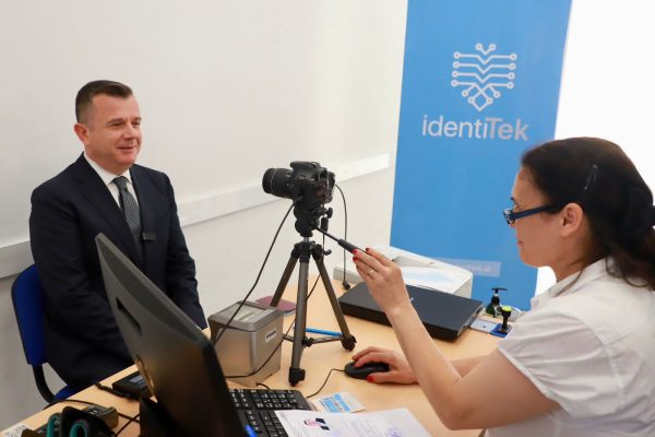Kalimi nga Aleat tek shteti/ Balla aplikon në zyrat e “IdentiTek” për rinovimin e pasaportës biometrike