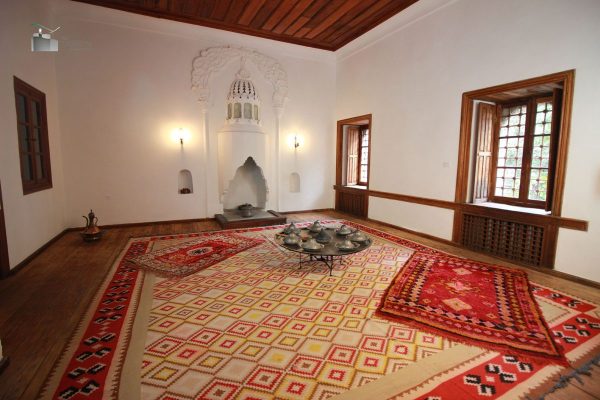 Turistët “njohin” Enver Hoxhën; shtohet interesi i të huajve për muzeun etnografik në Gjirokastër