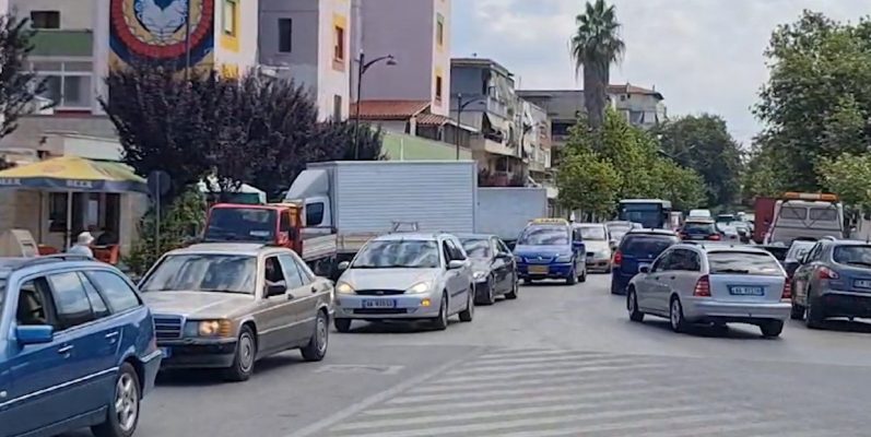 Trafik i rënduar në Fier, probleme me qarkullimin për shkak të emigrantëve dhe turistëve