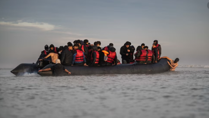 Gjashtë të vdekur pas fundosjes së anijes me migrantë në Francë