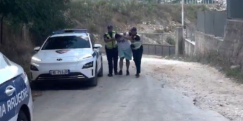Pamjet e arrestimit/ “Fluturoi” mbi digën e liqenit artificial, arrestohet shoferi i “BMW X6″, Eldi Allushi
