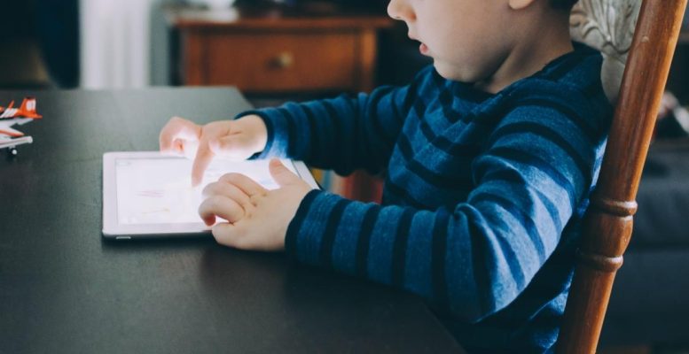 Rreziku nga autizmi virtual/ Mjekët: Teknologjia po dëmton fëmijët