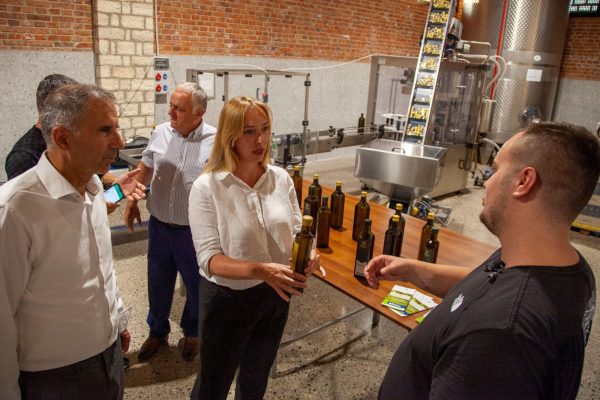 Ministrja Krifca: Ju përgjigjëm nevojave të prodhimit, rritet me mbi 4100 ton eksporti i vajit të ullirit 