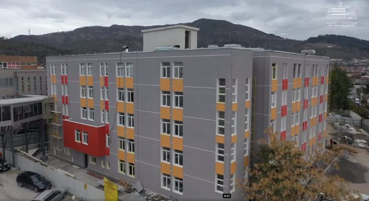 “Për një kollitje në urgjencë”, mjekët në Elbasan: Sillini fëmijët në spital vetëm kur kanë komplikacione