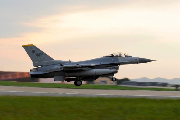 Pilotët ukrainas gati për t’u trajnuar për avionin luftarak F-16, problem gjuha angleze