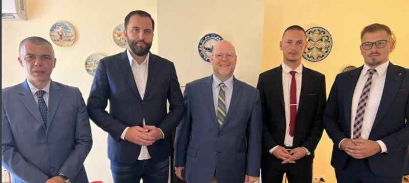 Ambasadori Hovenier pret në takim disa politikanë serbë të Kosovës: Përsërita mbështetjen për sovranitetin e Kosovës
