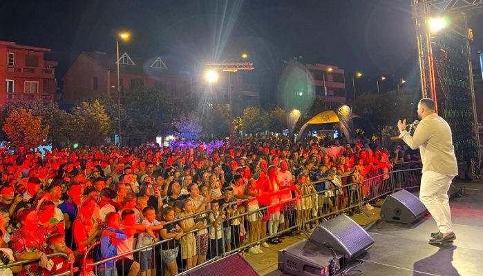 Maratona Këngë Moj “ndez” Lushnjën, mijëra qytetarë shijojnë performancat e artistëve më të mirë të skenës