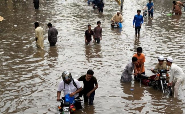 Rreth 100 mijë njerëz evakuohen në Pakistan për shkak të përmbytjeve