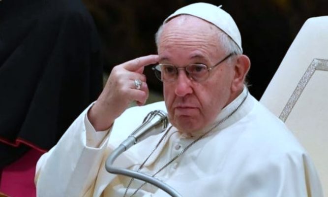 Papa Françesku: “Kisha është e hapur për të gjithë, përfshirë homoseksualët dhe trans”