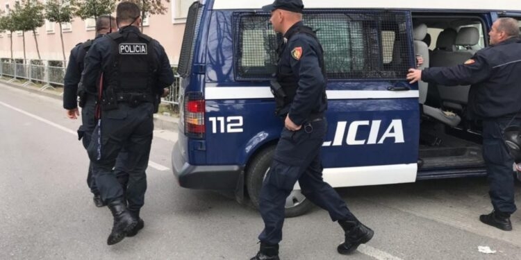 Doli nga burgu dhe tentoi të digjte me benzinë bashkëshorten/ Arrestohet burri në Tiranë (EMRI)