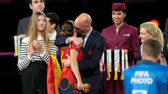 Puthi në buzë futbollistën pa dëshirën e saj, FIFA pezullon presidentin e federatës spanjolle