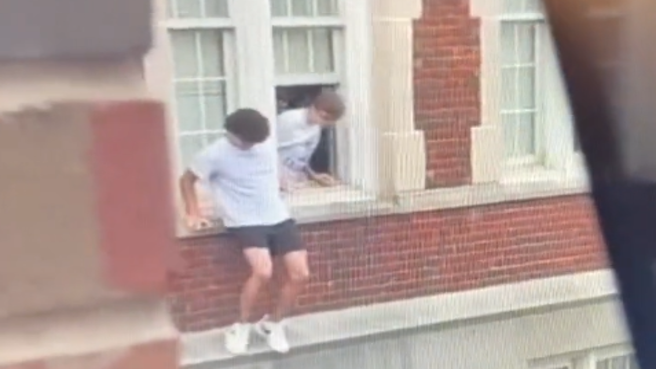 VIDEO/ Vrasje në Universitet; momenti kur studentët hidhen nga dritaret