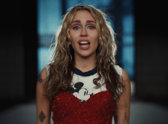 Për të gjithë ata që janë gjykuar në rininë e tyre, Miley Cyrus sjell këngën e fundit që u kthye direkt në hit