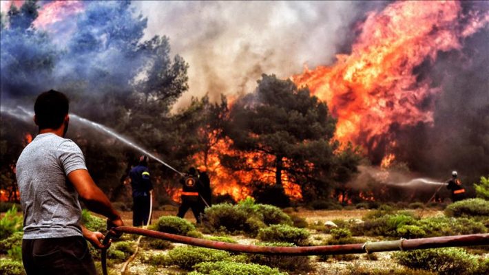 “Zjarret janë jashtë kontrollit”, humb jetën një person në Greqi dhe evakuohen banorët në dy fshatra