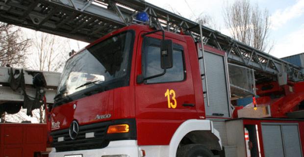 Digjet banesa në Berat, zjarrfikësit shpëtojnë të moshuarin