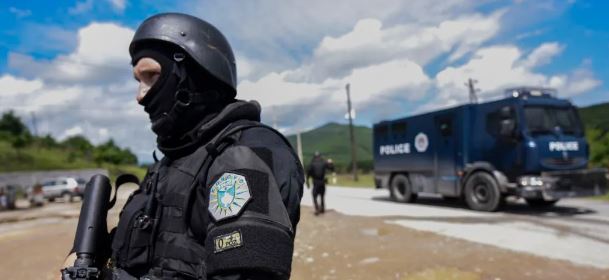 Serbi përplas me automjet efektivin e policisë në veri të Kosovës, detajet e para